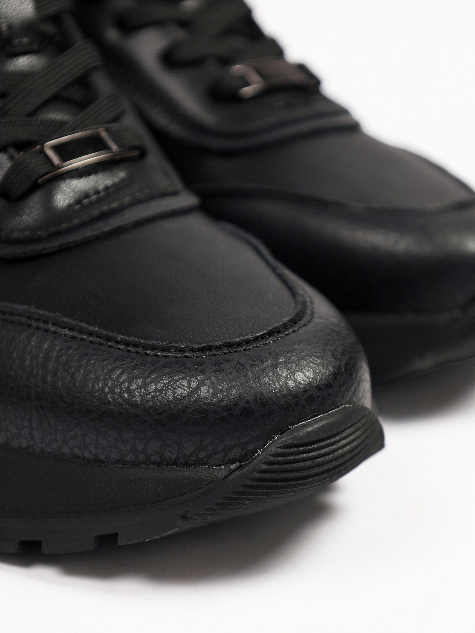 Кроссовки утепленные черного цвета на средней подошве